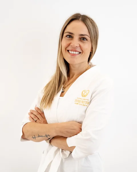 Ainhoa Gómez Rodríguez · Directora · Clínica Dental Divina Pastora, Ansoáin
