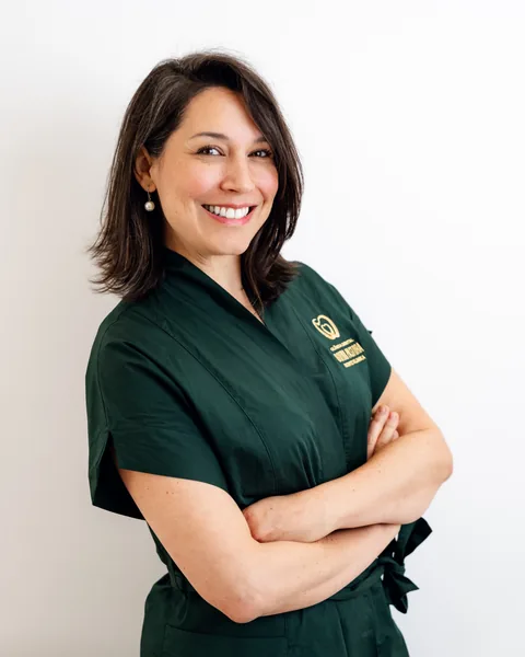Dra. Mariana Areyan · Odontología general · Cirugía e implantes · Clínica Dental Divina Pastora, Ansoáin