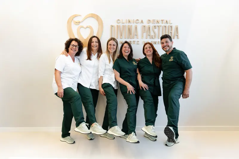 Parte del equipo de Clínica Dental Divina Pastora en recepción, Ansoáin