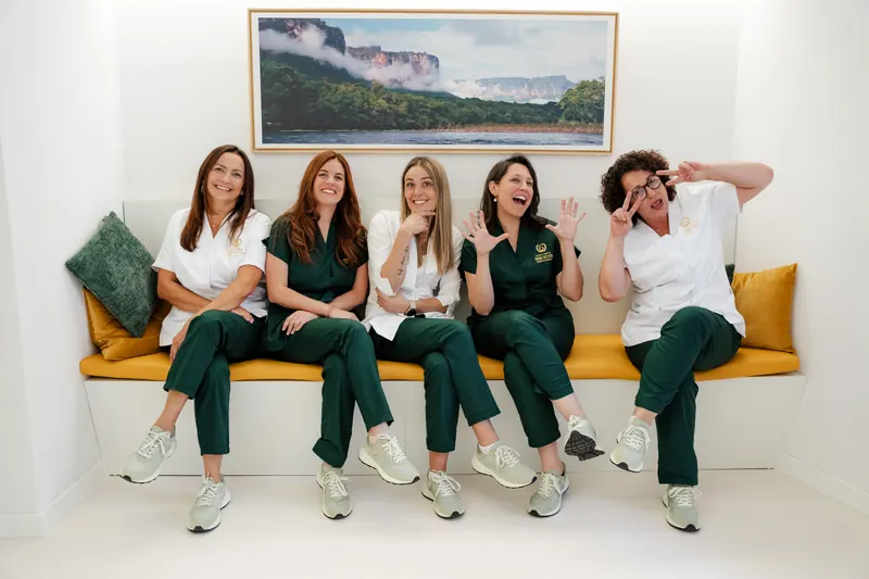Parte del equipo de Clínica Dental Divina Pastora en la sala de espera, Ansoáin