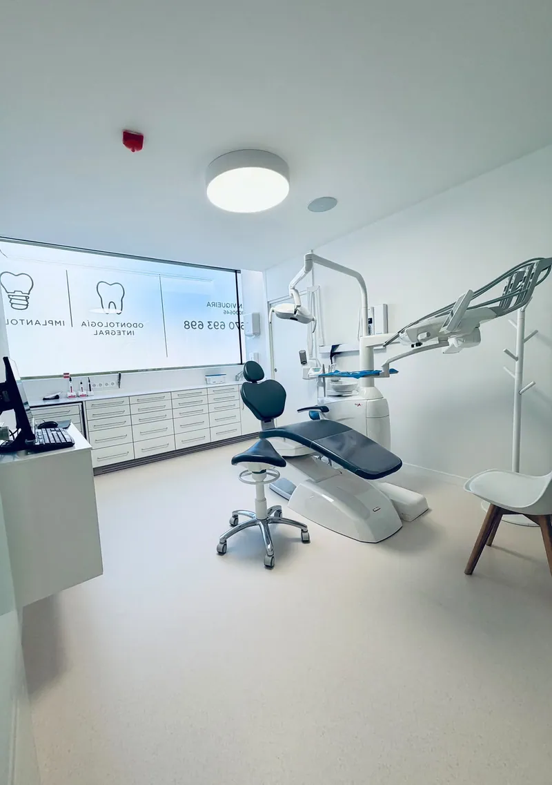Gabinete real de Dental Divina Pastora con sillón dental azul