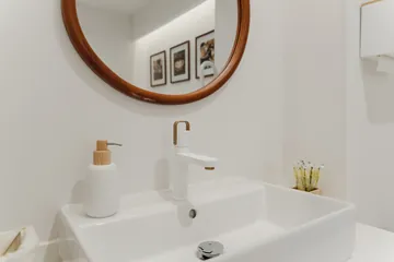 Lavabo y espejo del aseo · Clínica Dental Divina Pastora, Ansoáin