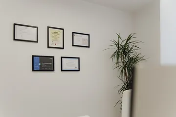 Diplomas enmarcados en el despacho · Clínica Dental Divina Pastora, Ansoáin