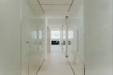 Pasillo central y accesos acristalados · Clínica Dental Divina Pastora, Ansoáin