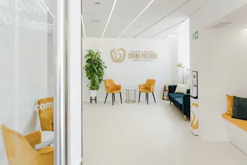 Entrada a la recepción desde la puerta principal · Clínica Dental Divina Pastora, Ansoáin