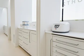 Encimera y equipamiento del gabinete · Clínica Dental Divina Pastora, Ansoáin