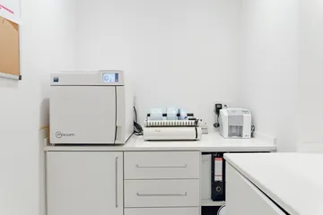 Autoclave y equipos de esterilización · Clínica Dental Divina Pastora, Ansoáin
