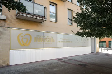Fachada y ventanales de la clínica · Clínica Dental Divina Pastora, Ansoáin