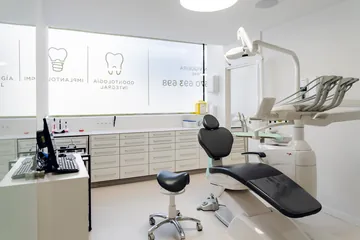Gabinete con sillón dental y ventanal · Clínica Dental Divina Pastora, Ansoáin