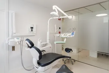 Gabinete con sillón, lámpara y unidad dental · Clínica Dental Divina Pastora, Ansoáin