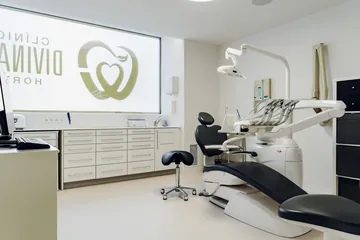 Vista amplia del gabinete con logotipo · Clínica Dental Divina Pastora, Ansoáin