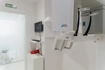 Vista del equipo de radiología y su sala · Clínica Dental Divina Pastora, Ansoáin