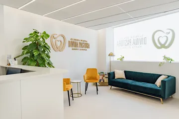 Recepción abierta a la sala de espera · Clínica Dental Divina Pastora, Ansoáin