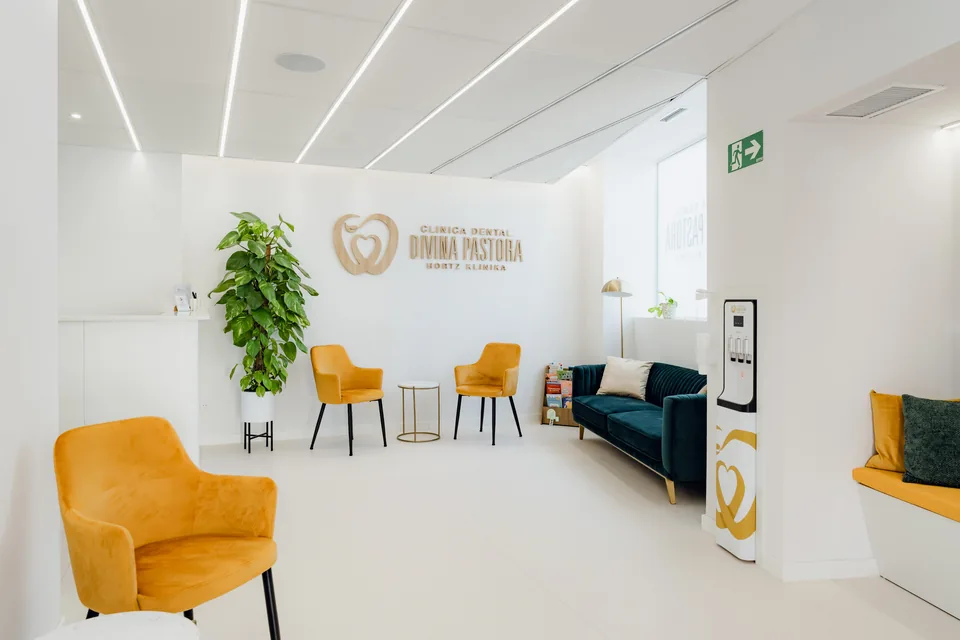 Sala de espera con butacas doradas y sofá · Clínica Dental Divina Pastora, Ansoáin