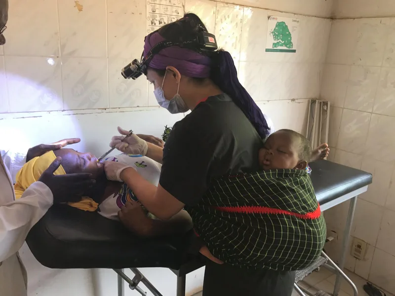 Cuidados bucodentales en una jornada de la colaboración solidaria